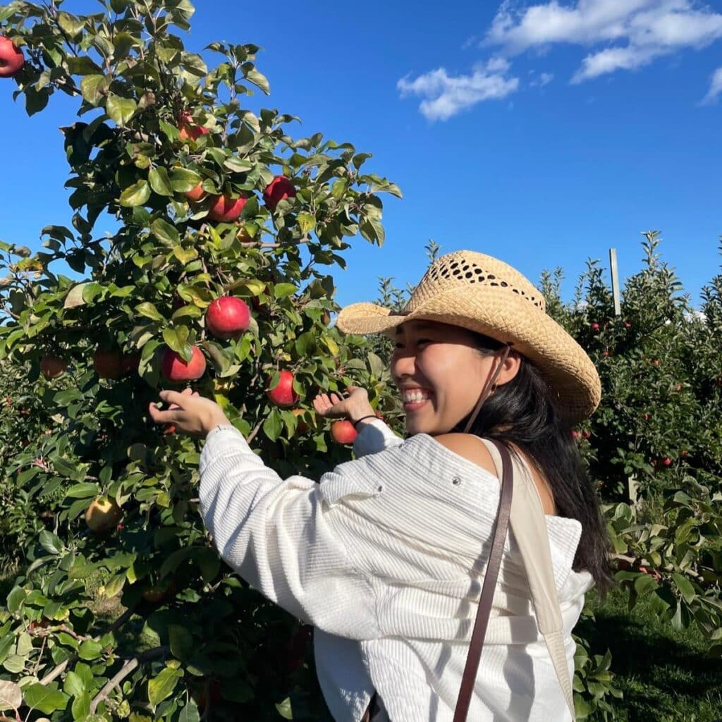 Amanda Bui apple picking